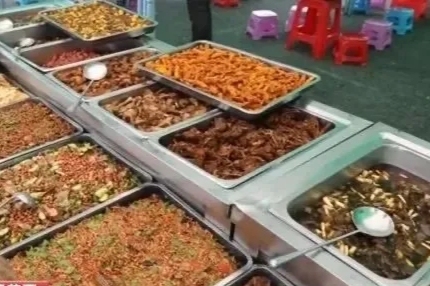 10元40个菜随便吃!让农民工兄弟吃饱