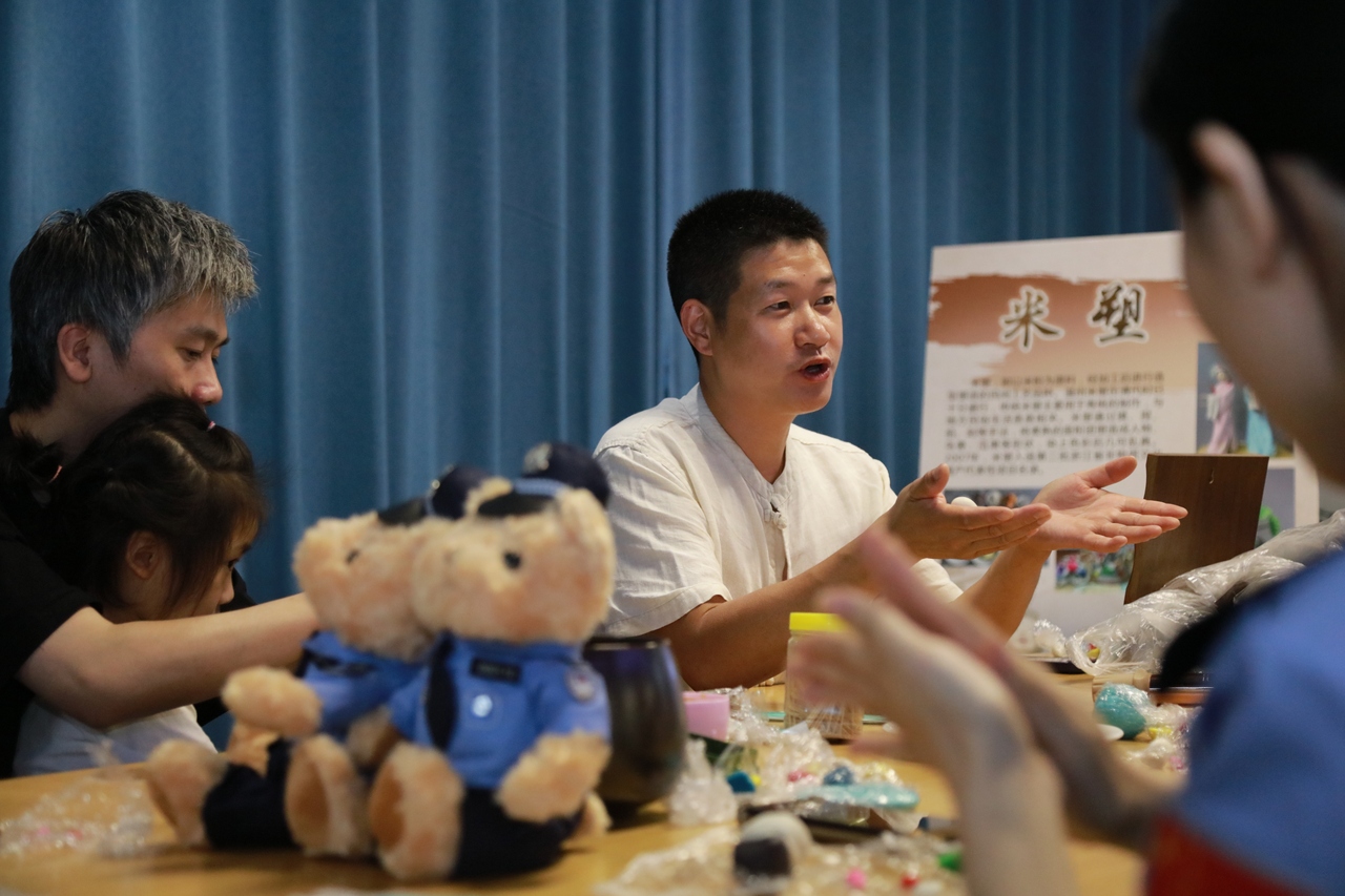 董老师现场教授米塑技艺.JPG