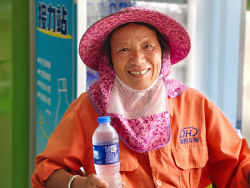 环卫工人正在清凉接力站里休息.png